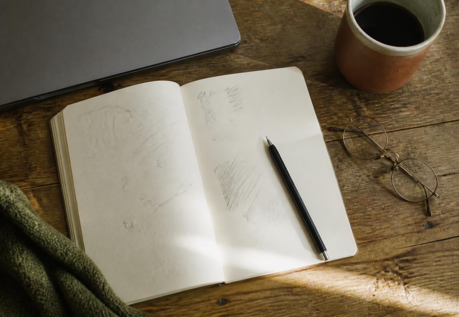 Cuaderno de trabajo y notas sobre un escritorio de madera